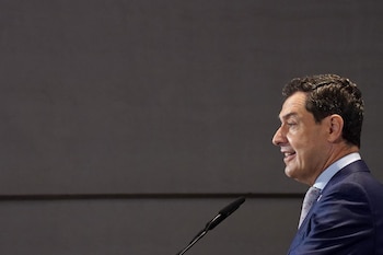 05/10/2026 El presidente de la Junta de Andalucía, Juanma Moreno, interviene en el encuentro-coloquio Diálogos Sur, organizado por el Diario Sur. A 5 de octubre de 2026 en Málaga (Andalucía, España). El presidente de la Junta de Andalucía, Juanma Moreno, ha manifestado este lunes, tras anunciar el jefe del Ejecutivo español, Pedro Sánchez, la convocatoria de elecciones generales el próximo 29 de noviembre, que "ya era hora de darle voz a los españoles" porque no quedaba "más camino" que ese.
POLITICA
Álex Zea - Europa Press