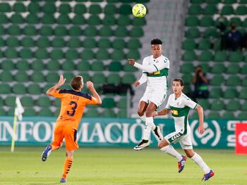 El delantero colombiano del Elche CF Jeison Lucumí "Lucu" (c). EFE/Ramón/Archivo