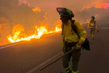 Bomberos trabajan en el incendio en el que once personas han muerto en el municipio almeriense de Los Gallardos. (Emergencias Andalucía/EFE)