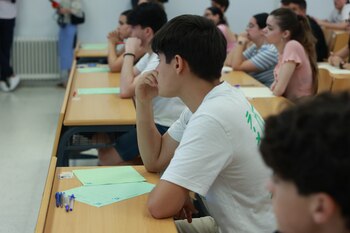 Alumnos preuniversitarios asisten a la