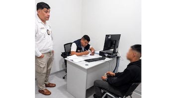 Las autoridades trasladaron a los tres intervenidos a la Comisaría del Aeropuerto Internacional Jorge Chávez, donde continúan las investigaciones por el presunto delito contra la fe pública.| Foto: Migraciones