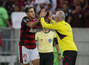 Soccer Football - Copa Libertadores - Round of 16 - Second Leg - Flamengo v Deportes Tolima - Maracana, Rio de Janeiro, Brazil - July 6, 2022 Flamengo's Pedro celebrates scoring their first goal with coach Dorival Silvestre Junior REUTERS/Sergio Moraes