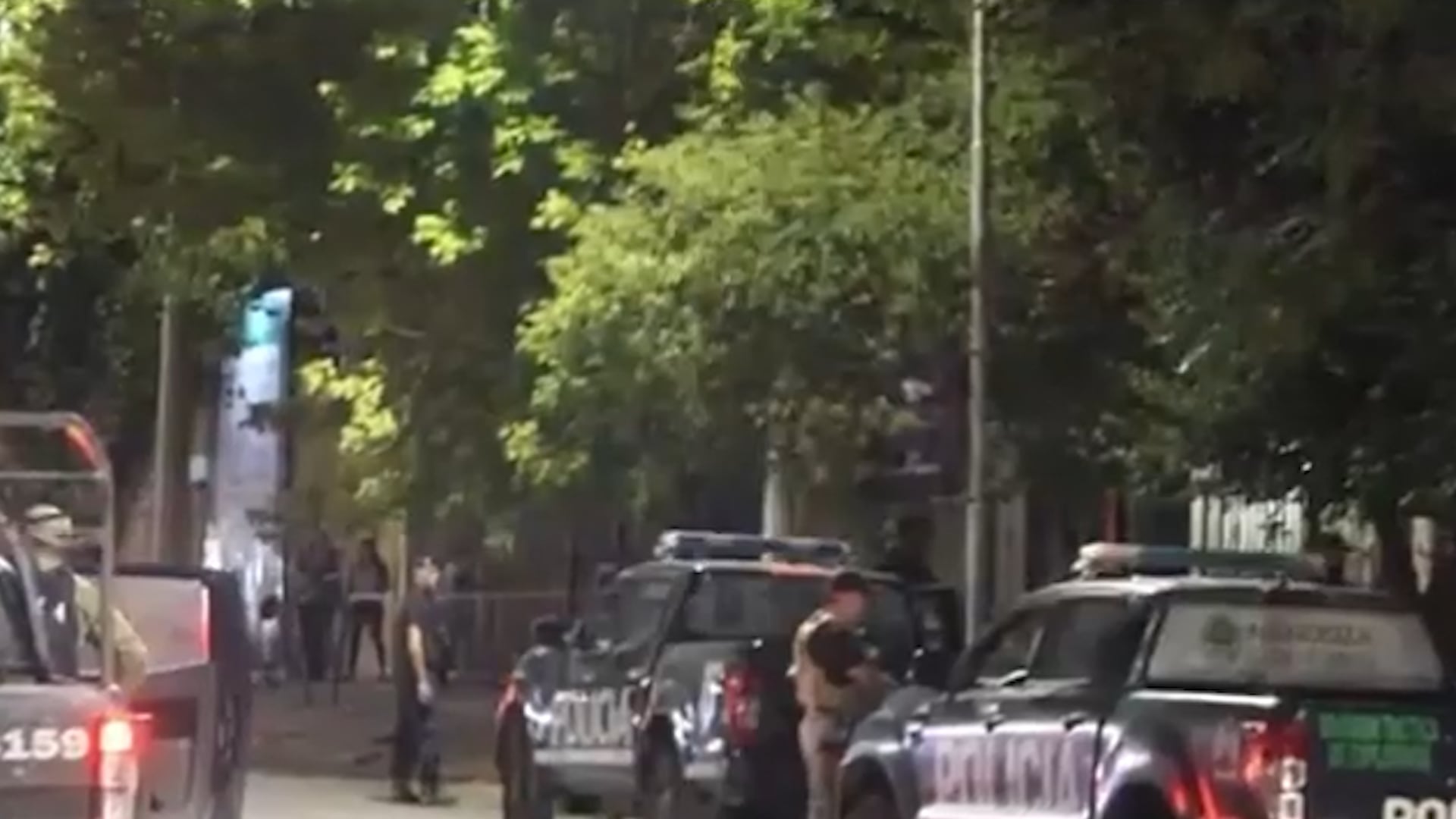 El crimen ocurrió anoche y las autoridades trabajaron rápidamente para capturar al principal sospechoso esta mañana