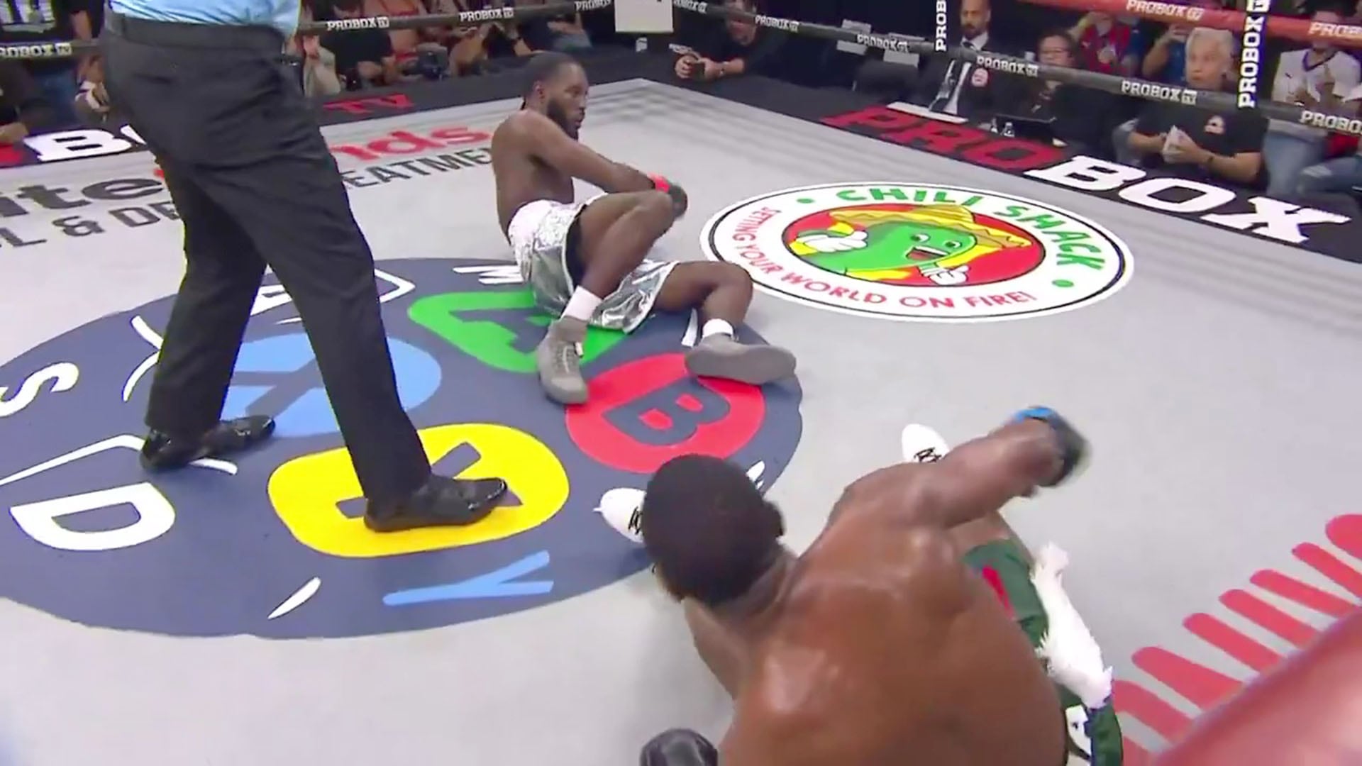 James y Martínez cayeron a la lona al mismo tiempo