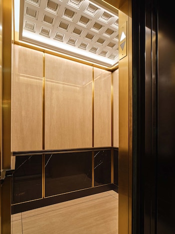 Ascensor renovado en un edificio