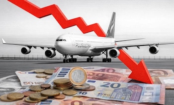 Montaje con avión de Plus Ultra en blanco y negro, flecha roja descendente y billetes y monedas de euro coloridos en primer plano.