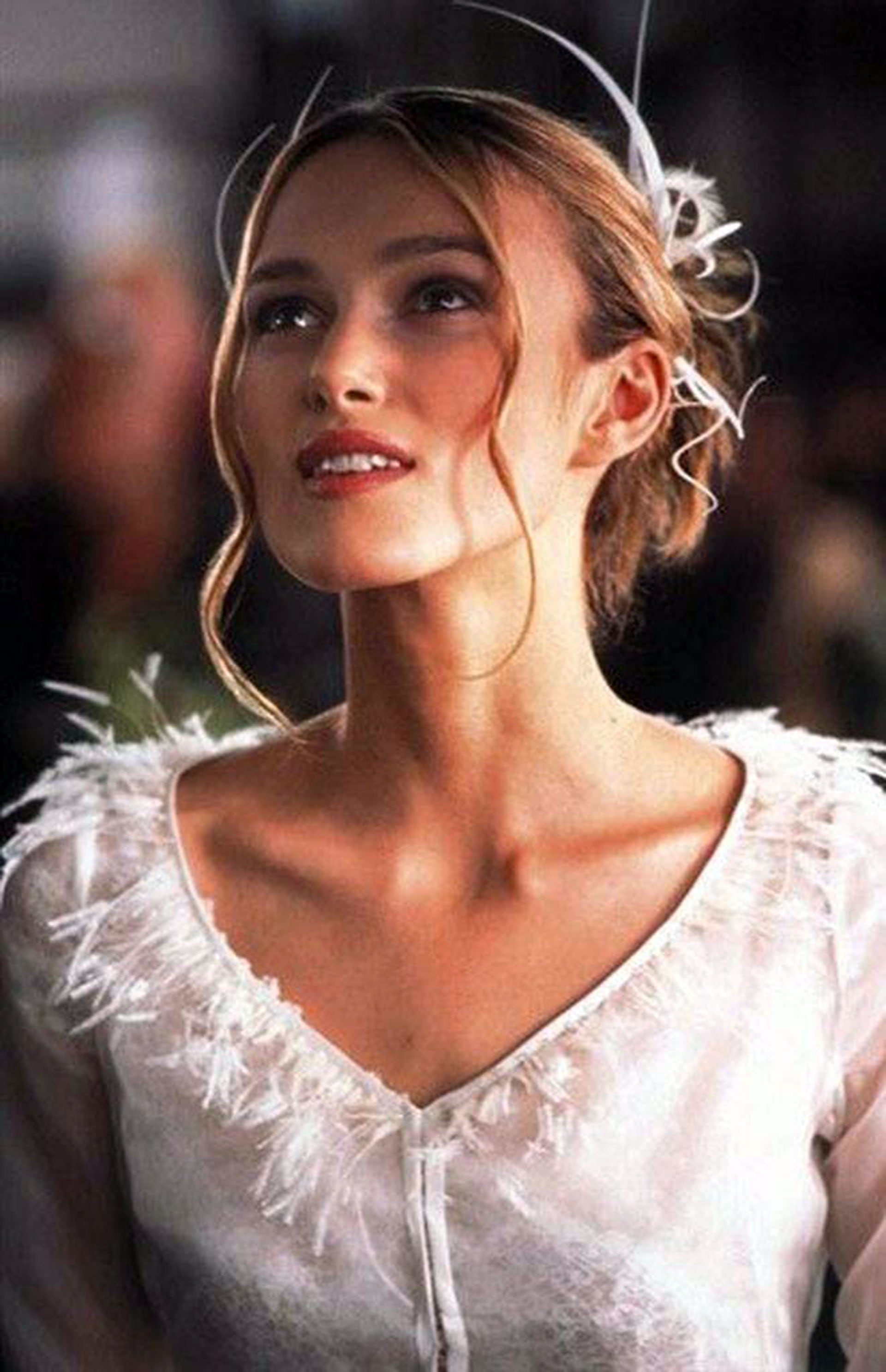 La actriz británica comparte detalles sobre sus tradiciones familiares y la importancia de la sencillez en la Navidad