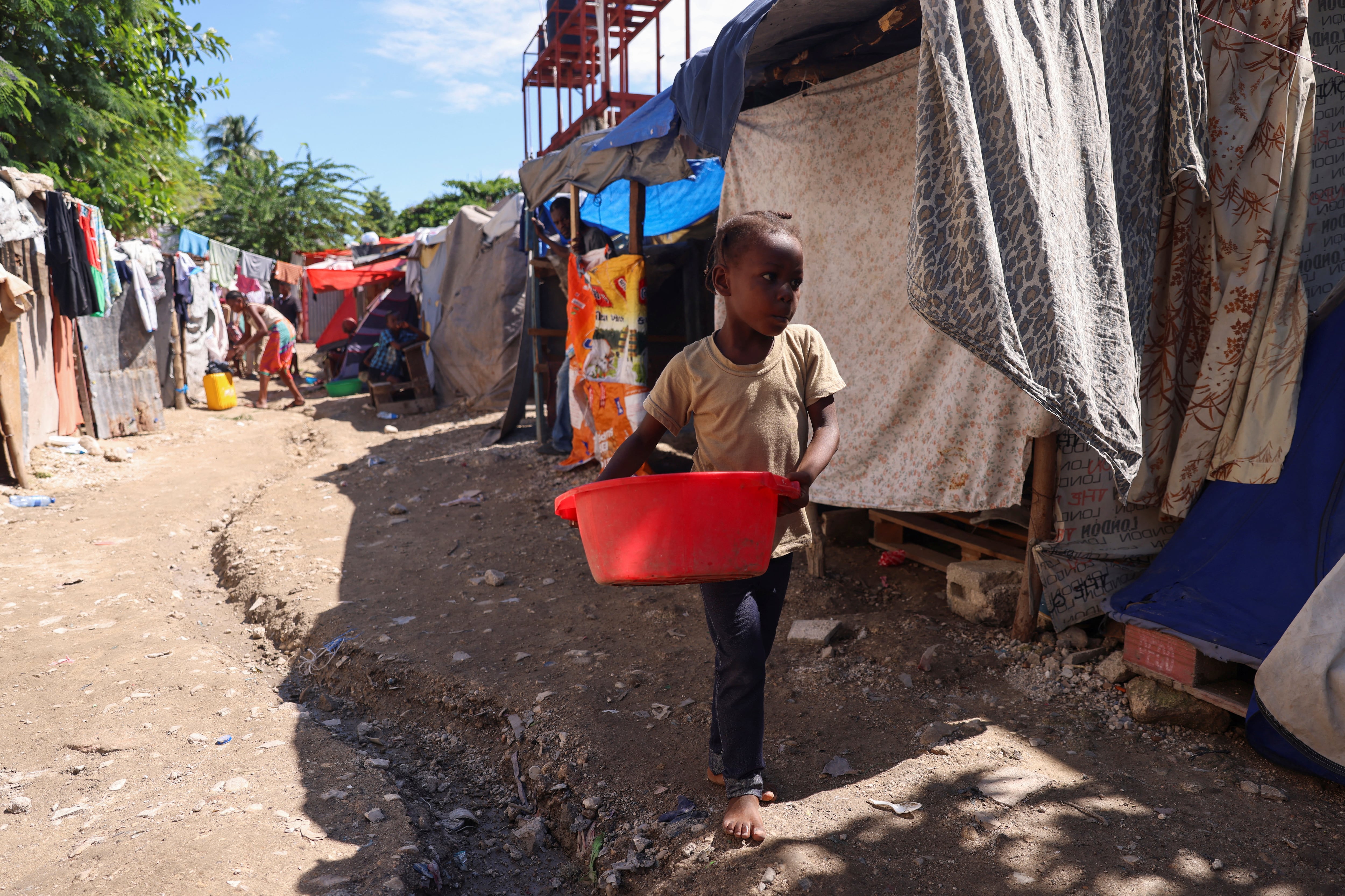Los niños desplazados pierden acceso a educación y servicios básicos (Reuters)