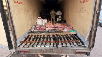 La mayoría de los rifles asegurados son tipo AK. Crédito: SSP Sinaloa