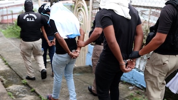 Capturan a ocho presuntos integrantes de una pandilla durante allanamientos en Panamá