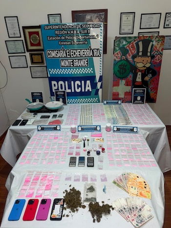 Importante decomiso de drogas y dinero en operativo policial en Monte Grande