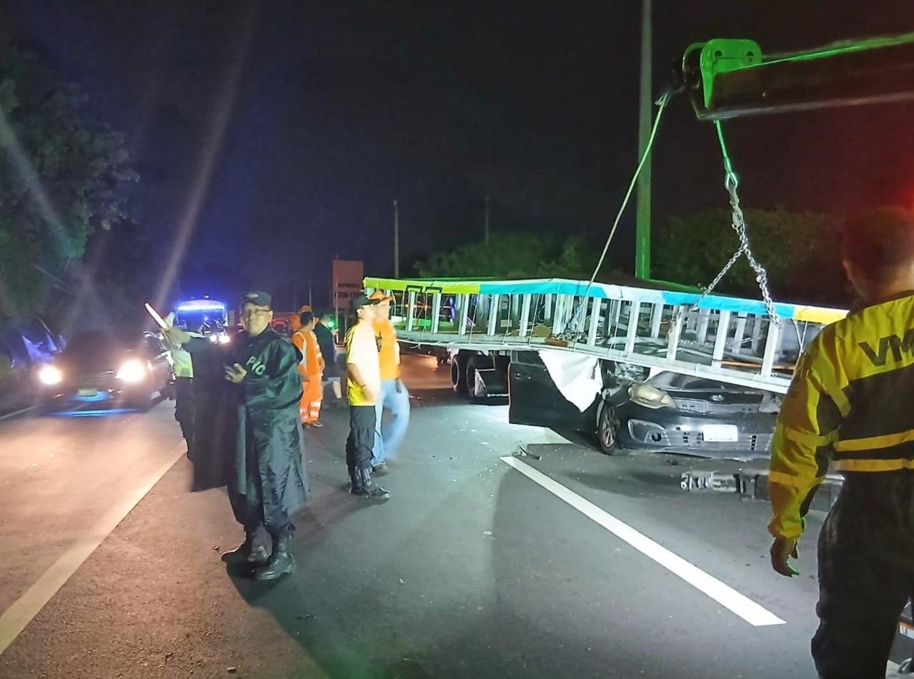 Una valla publicitaria cayó sobre un vehículo en circulación en la carretera Panamericana, en San Martín, y el conductor sufrió lesiones. (Cortesía: Policía Nacional Civil)