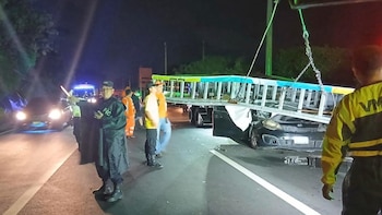 El Salvador: Fuertes vientos derriban valla publicitaria y lesionan a conductor