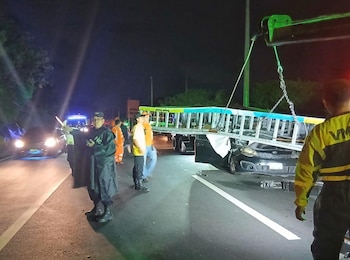 Una valla publicitaria cayó sobre un vehículo en circulación en la carretera Panamericana, en San Martín, y el conductor sufrió lesiones. (Cortesía: Policía Nacional Civil)