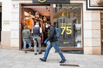 Dos consumidores acceden a una