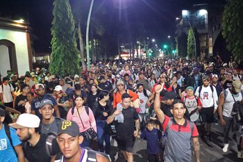 Migrantes caminan en caravana durante