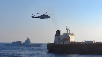 Una fragata italiana aborda un presunto petrolero de la "flota fantasma" rusa en el Mediterráneo