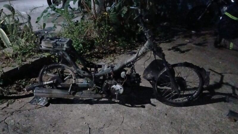 La moto que fue prendida fuego en el punto de venta de droga en Fray Luis Beltrán (Fuente: Rosario3)