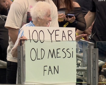 Pauline Kana se volvió tendencia en el Mundial tras aparecer con un cartel para Messi en el partido de Argentina y Austria (Captura de video)