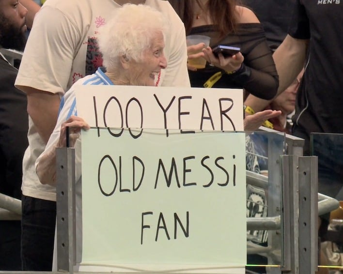 Una mujer de 100 años, un cartel para Messi y millones de vistas