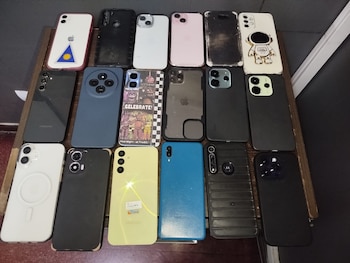 Algunos de los celulares robados