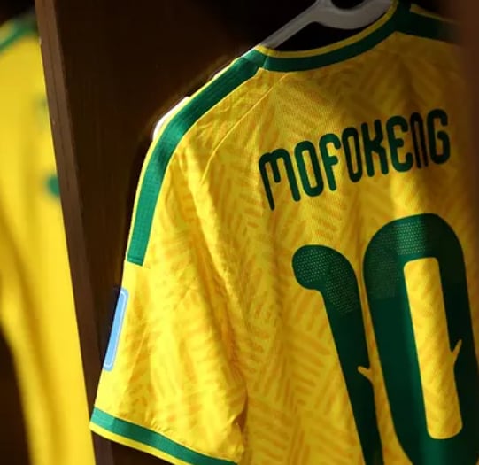 Otra perspectiva de la camiseta que utilizará Sudáfrica en el partido ante Corea del Sur - crédito @bafanabafanaofficial/Instagram