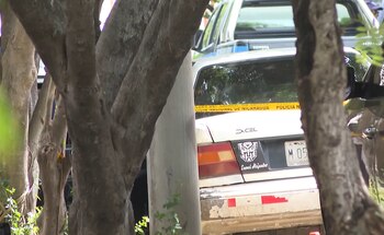 El automóvil de la víctima cercado por la Policía Nacional en las afueras del Tribunal Nacional Laboral de Apelaciones (Cortesía: Acción 10).