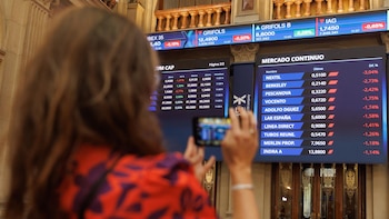 El Ibex 35 abre con una caída del 0,2% y pierde los 19.500 puntos, con el petróleo por debajo de 74 dólares
