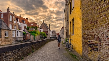 Una mujer pasea por Brujas,