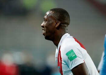 Luis Advíncula deberá aislarse siete