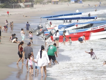 Tela registra una importante afluencia de visitantes que buscan disfrutar de las playas y los atractivos naturales del litoral atlántico. (Foto: Cortesía / Redes sociales)