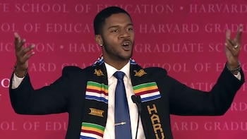El orador Donovan Livingston habla frente a los graduados de Harvard en una ceremonia académica