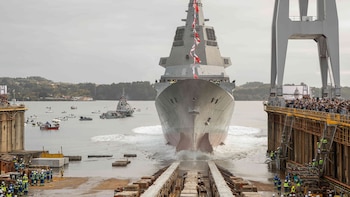 La segunda fragata de la Armada de la serie F-110 sale al agua: así fue la botadura de la ‘Roger de Lauria’ en Ferrol