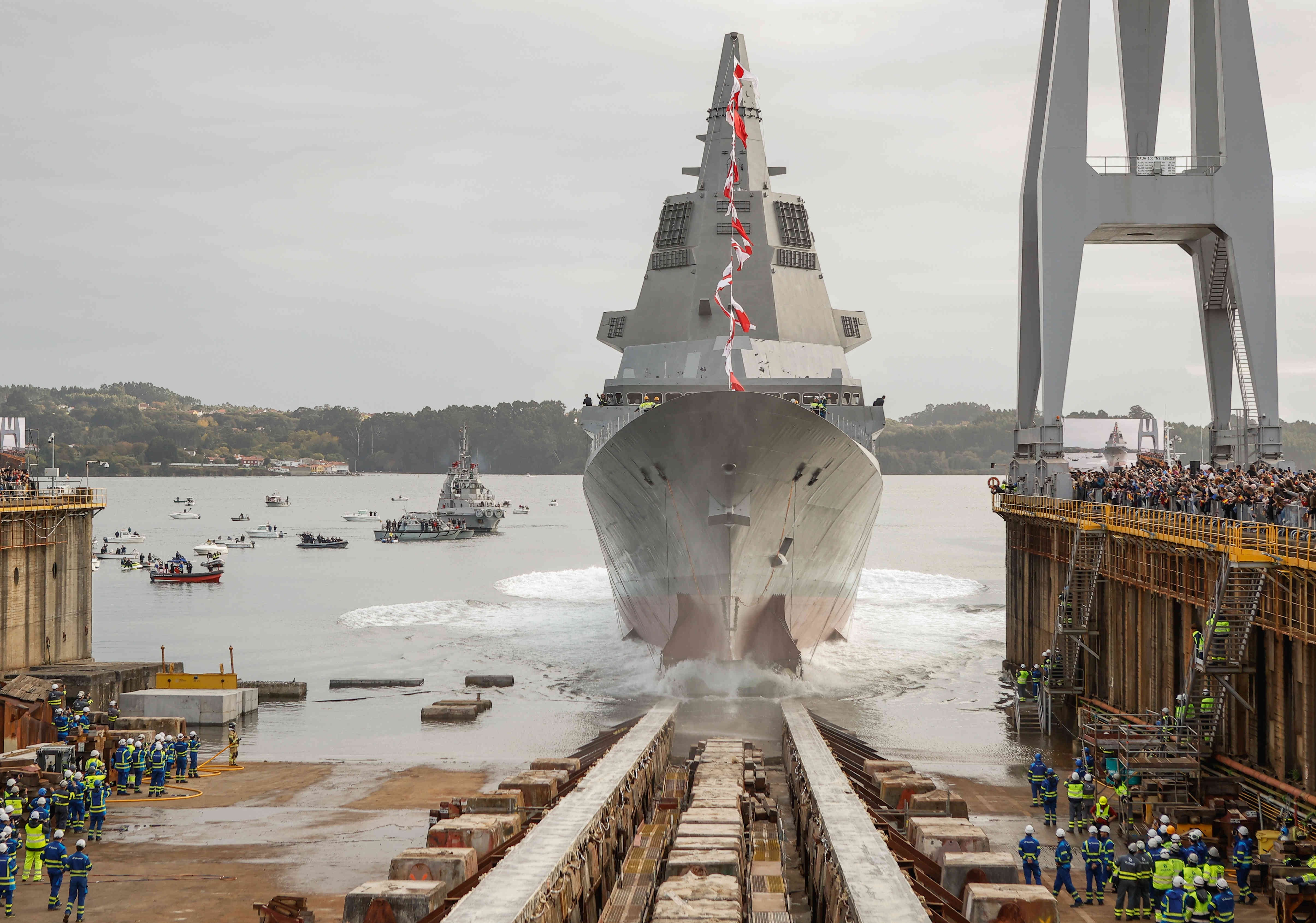La fragata F-112 Roger de Lauria desciende por la grada de los astilleros de Navantia en Ferrol (Armada)