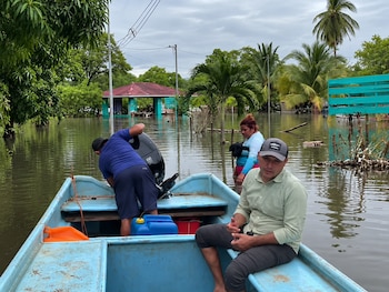 El ingreso del mar ha alcanzado viviendas y terrenos agrícolas de Isla Cañas, donde las mareas continúan generando preocupación entre los residentes. Captura de video de Instagram