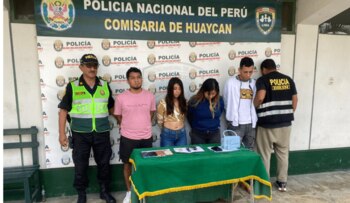 'Maldito Cris de Huaycán' posa con una casaca blanca de la marca Versace junto a otras tres personas que también fueron detenidas. El sujeto es un sicario de Ate que integra una banda criminal liderada por 'Chat Deyvis' |