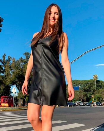 Pampita desfile calle 1