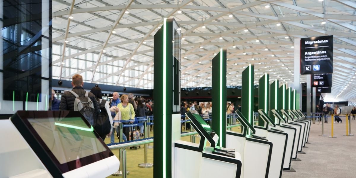 El software de control fronterizo automatizado requiere parámetros fijos, ya que una sonrisa altera las proporciones del rostro y dificulta el reconocimiento automático (argentina.gob.ar)