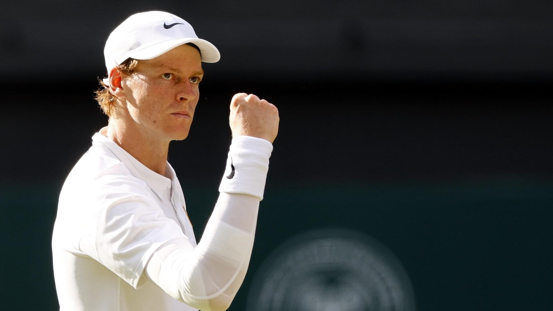 Jannik Sinner es el máximo candidato a quedarse con el campeonato en la rama varonil con la ausencia de Carlos Alcaraz. (EFE/EPA/TOLGA AKMEN)