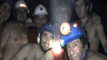 Un mensaje escrito a 700 metros de profundidad y la esperanza recuperada en un país paralizado: “Estamos bien en el refugio los 33″