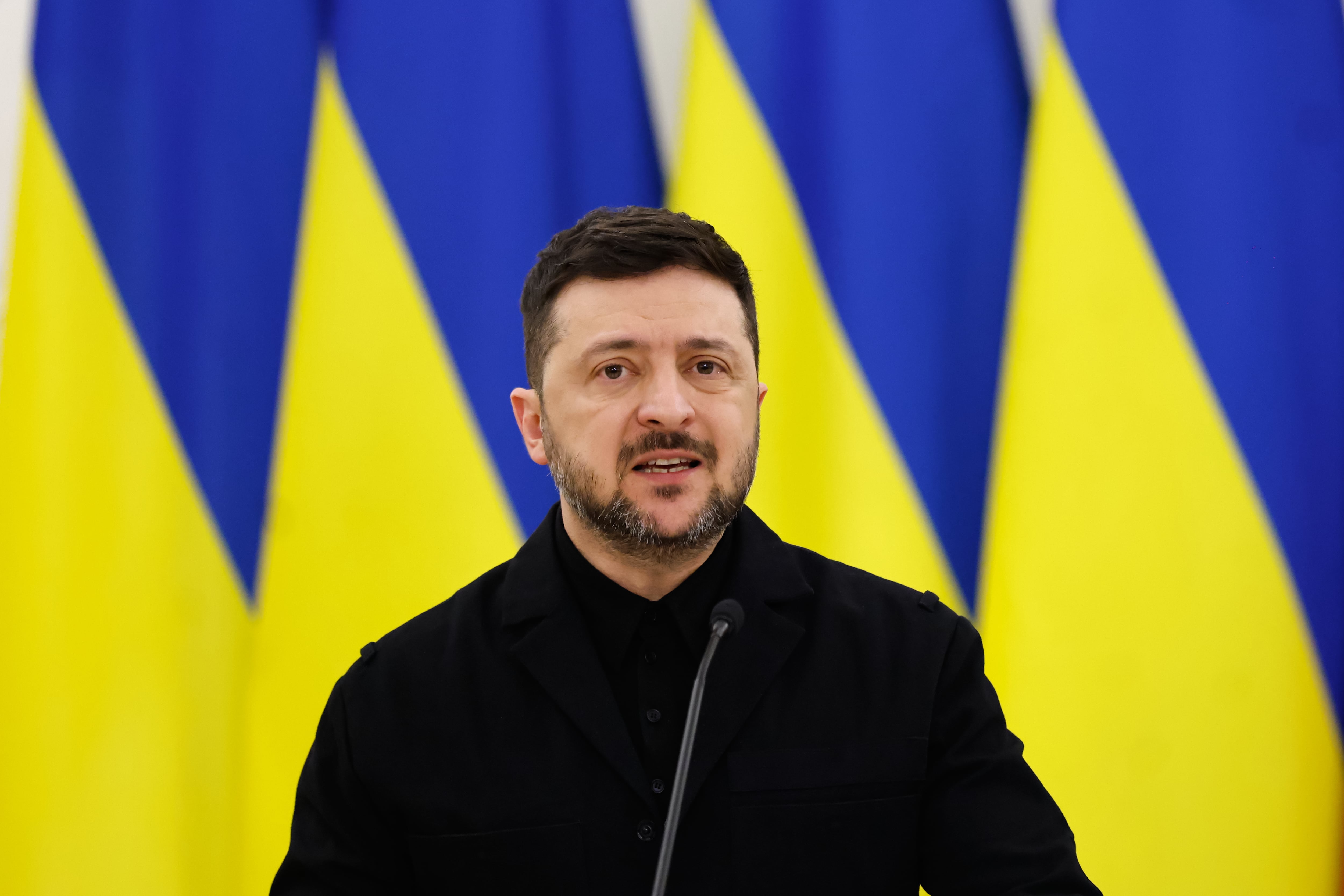 El presidente ucraniano Volodymyr Zelenskyy habla en una rueda de prensa conjunta con el presidente lituano Gitanas Nauseda y el presidente polaco Karol Nawrocki, en el palacio presidencial de Vilna, Lituania, el domingo 25 de enero de 2026 (Foto AP/Mindaugas Kulbis)