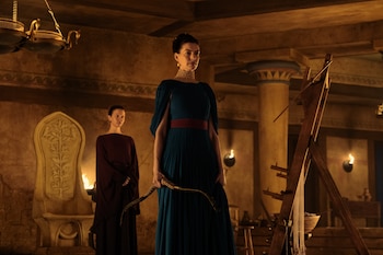 Mia Goth como Melanto y Anne Hathaway como Penélope, en una escena de "La Odisea". (Melinda Sue Gordon/Universal Pictures vía AP)
