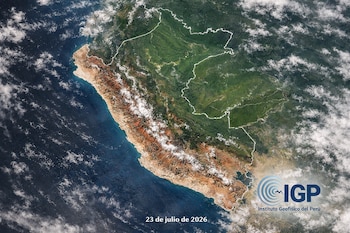 Mapa satelital de Perú con el océano Pacífico, cordillera de los Andes, selva amazónica, nubes, logo del Instituto Geofísico del Perú y la fecha 23 de julio de 2026.