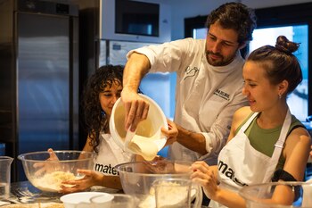 Rita Payés haciendo pan de