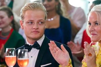 Marius Borg Hoiby y la princesa heredera de Noruega, Mette-Marit, en Oslo, el 16 de junio de 2022. (Lise Aserud/NTB Scanpix via AP, Archivo)