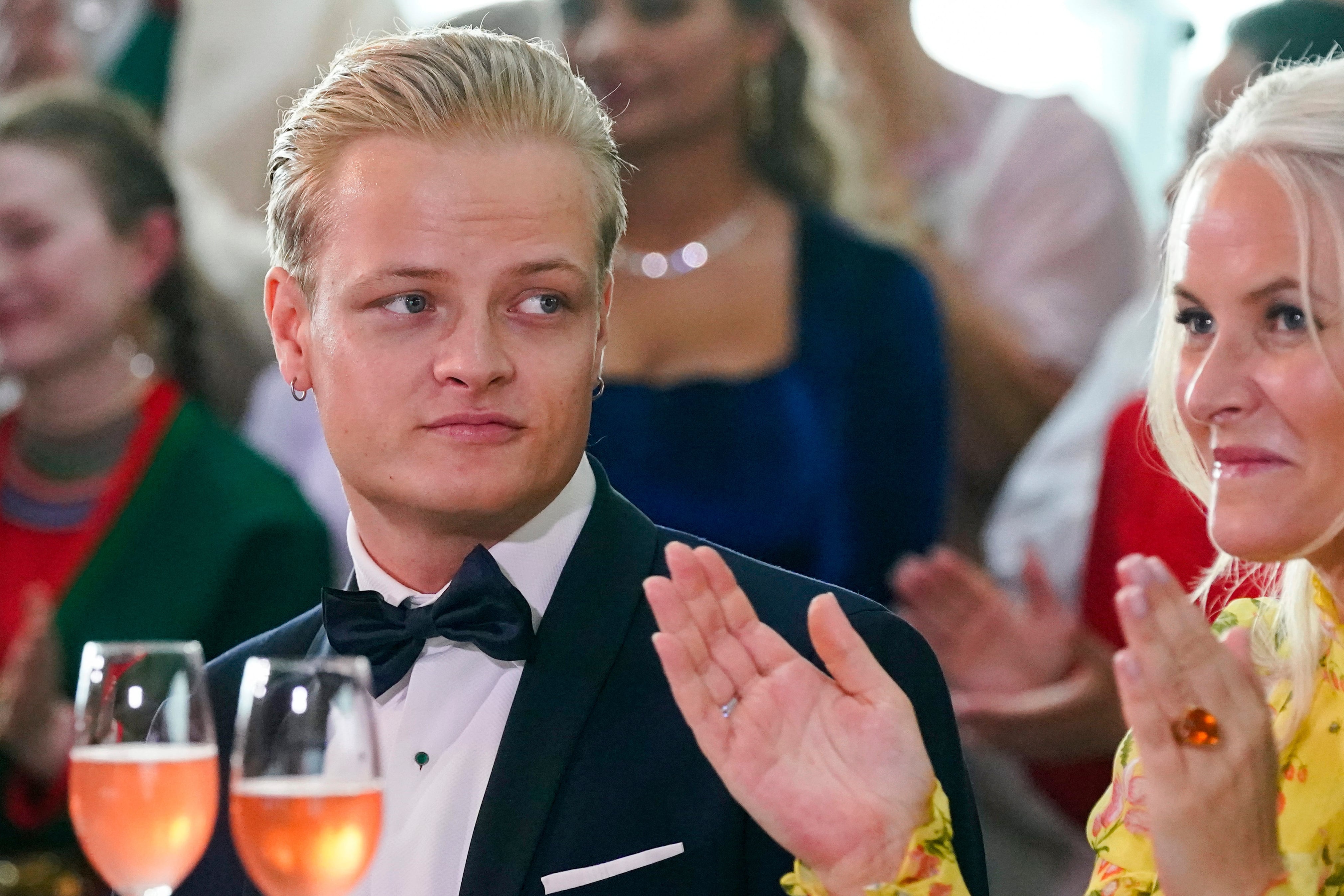 Marius Borg Hoiby y la princesa heredera de Noruega, Mette-Marit, en Oslo, el 16 de junio de 2022. (Lise Aserud/NTB Scanpix via AP, Archivo)