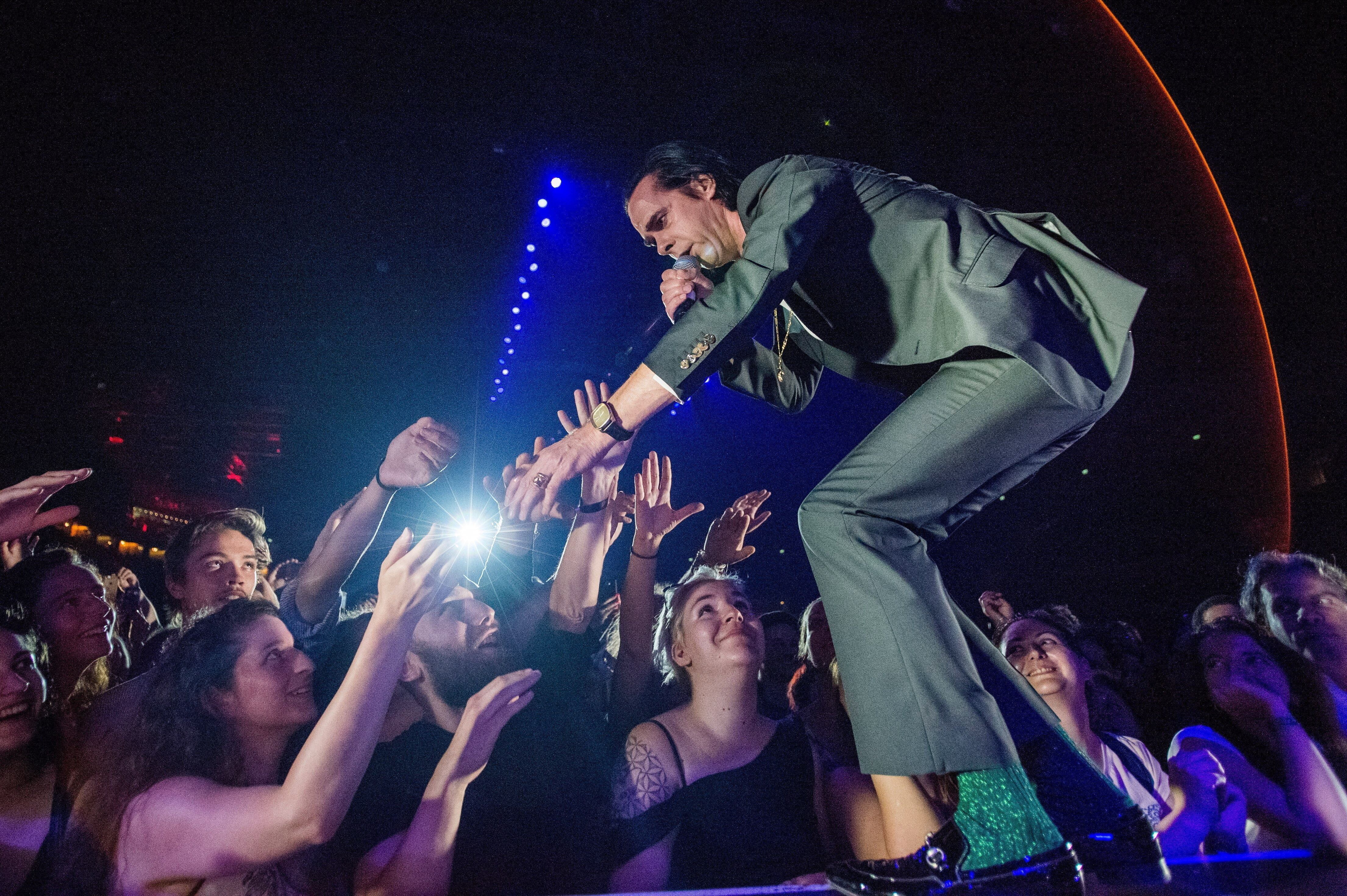Durante los conciertos, Nick Cave ve a cada fan como un ser humano vulnerable y precioso (EFE/Zoltan Balogh)