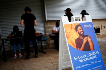 Letreros invitan a vacunarse en