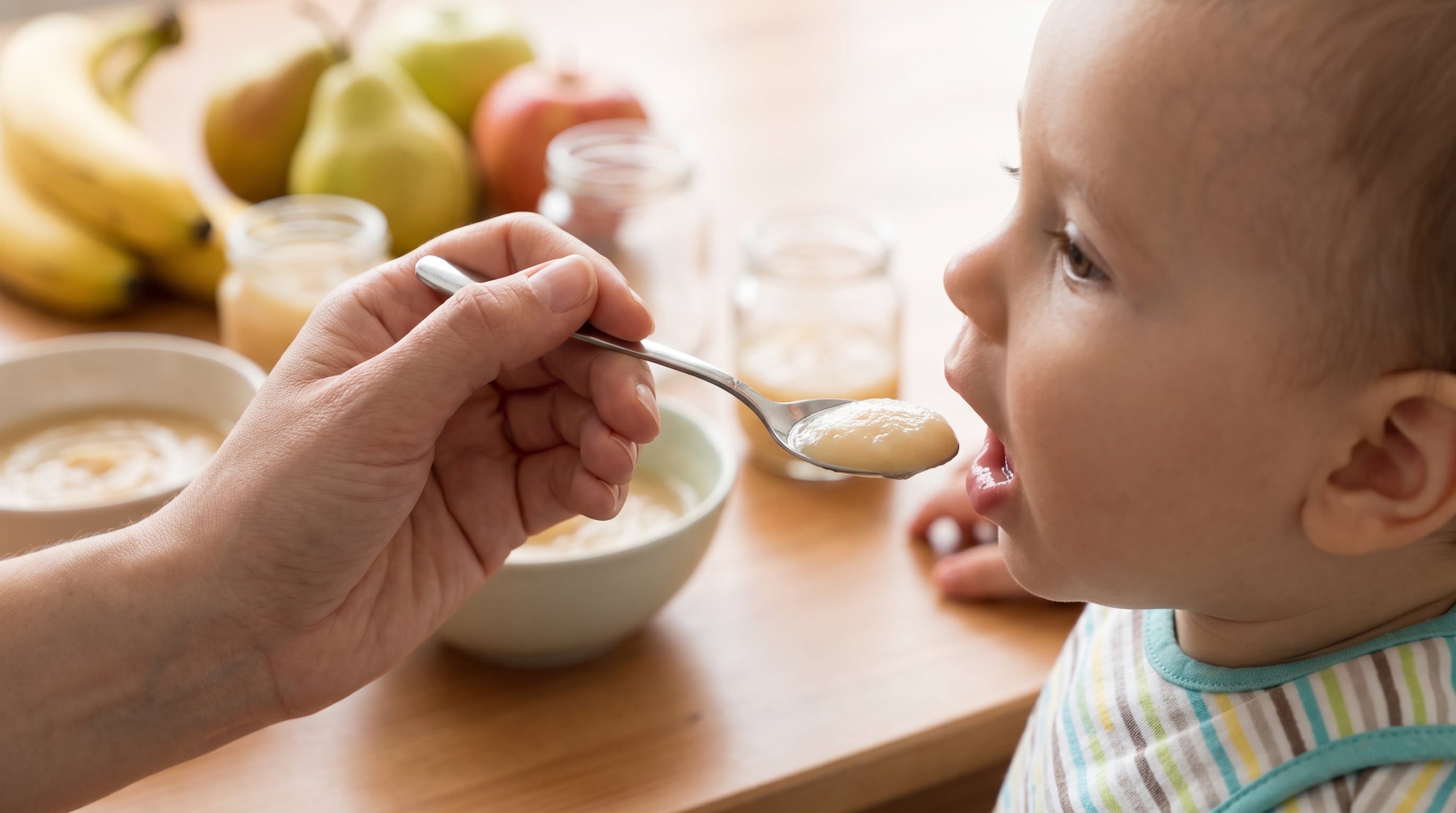 Los purés saborizados para la primera infancia llevan etiquetas que sugieren un perfil saludable (Imagen Ilustrativa Infobae)