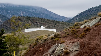 Un observatorio en medio de unas montañas.